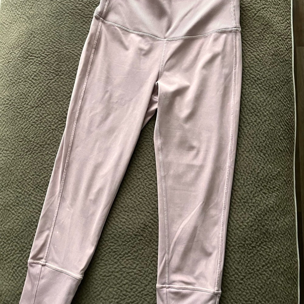 Lululemon pink crop leggings size 8 Excellent used condition.